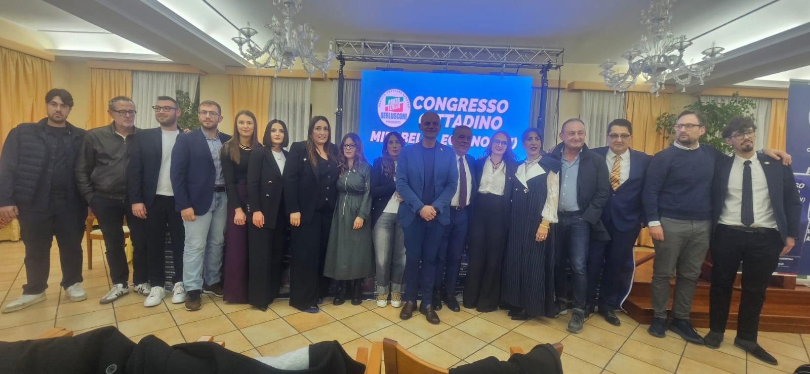 Foto di gruppo al congresso cittadino di Mirabella Eclano.