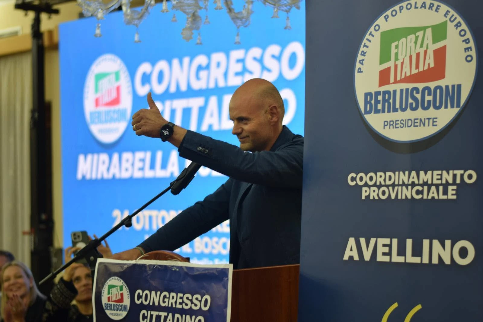 Un saluto dal podio durante il congresso cittadino di Mirabella Eclano.
